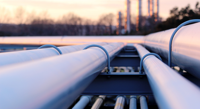 I prezzi del petrolio estendono i forti cali: l’aumento della produzione OPEC+ e i dazi di Trump pesano sui mercati