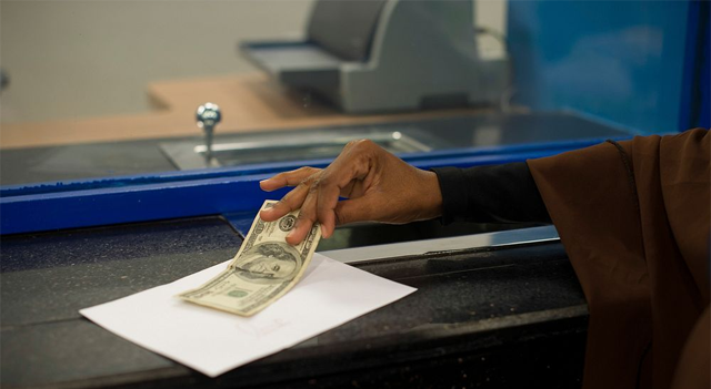 Il dollaro sale leggermente in attesa dei dati PCE; probabile calo mensile