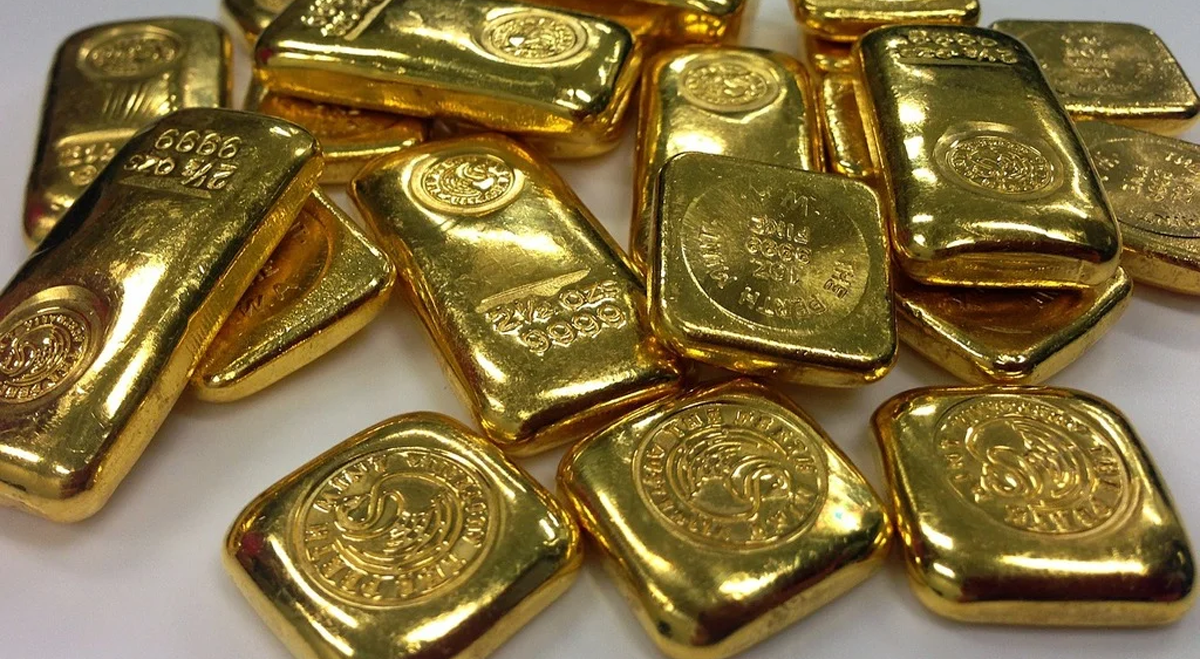 L’Oro Scende ai Minimi di Due Mesi mentre le Tensioni in Medio Oriente Alimentano i Timori sull’Inflazione
