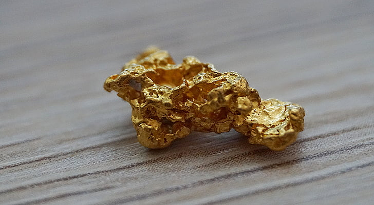 L’Oro Arretra mentre le Nuove Tensioni tra Stati Uniti e Iran Rafforzano i Timori sull’Inflazione e sui Tassi