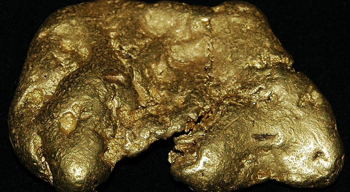 L’oro scende ai minimi da sei mesi mentre tensioni geopolitiche e aspettative sui tassi pesano sul mercato