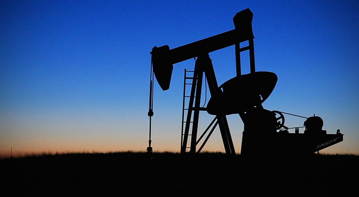 Il petrolio continua a scendere mentre crescono le speranze di un accordo tra Stati Uniti e Iran