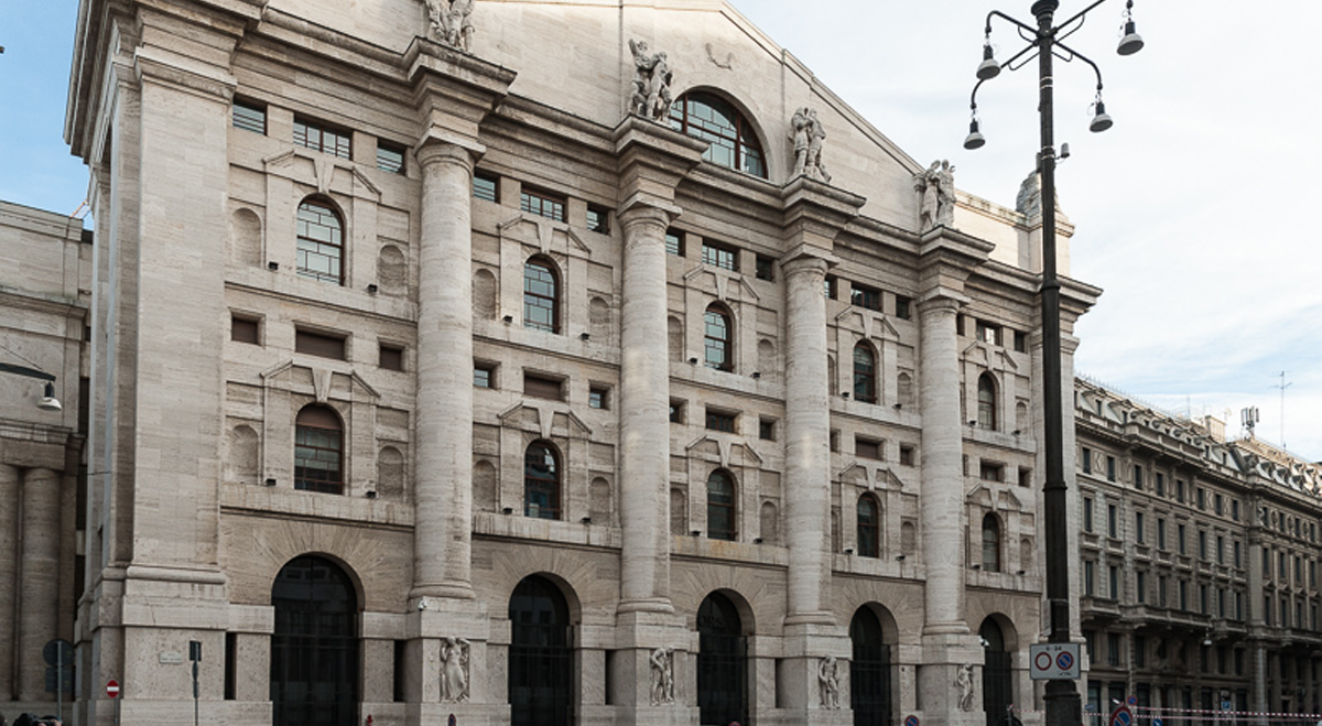 Piazza Affari Ripiega Dai Massimi Storici, Bene Webuild mentre Banche e Titoli Ciclici Perdono Terreno