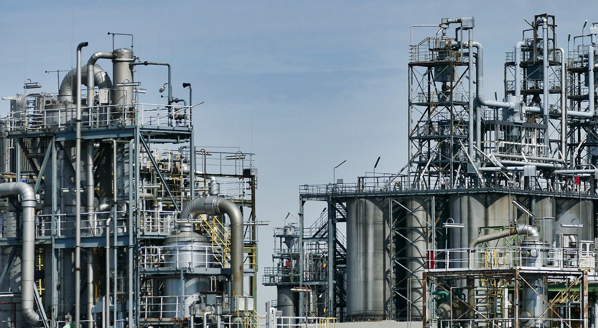 Il petrolio balza in seguito agli attacchi israeliani contro Iran e Libano, riaccendendo i timori sull’offerta