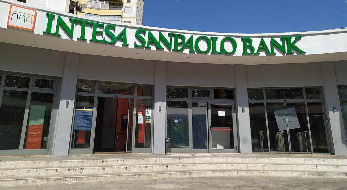 Intesa Sanpaolo alza le previsioni per il 2026 dopo un solido primo semestre