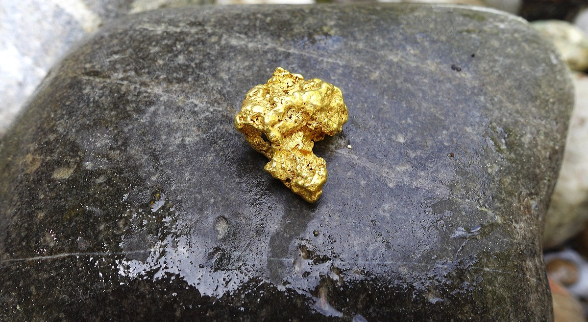 L’oro scende leggermente mentre il dollaro debole compensa le attese sui tassi Fed