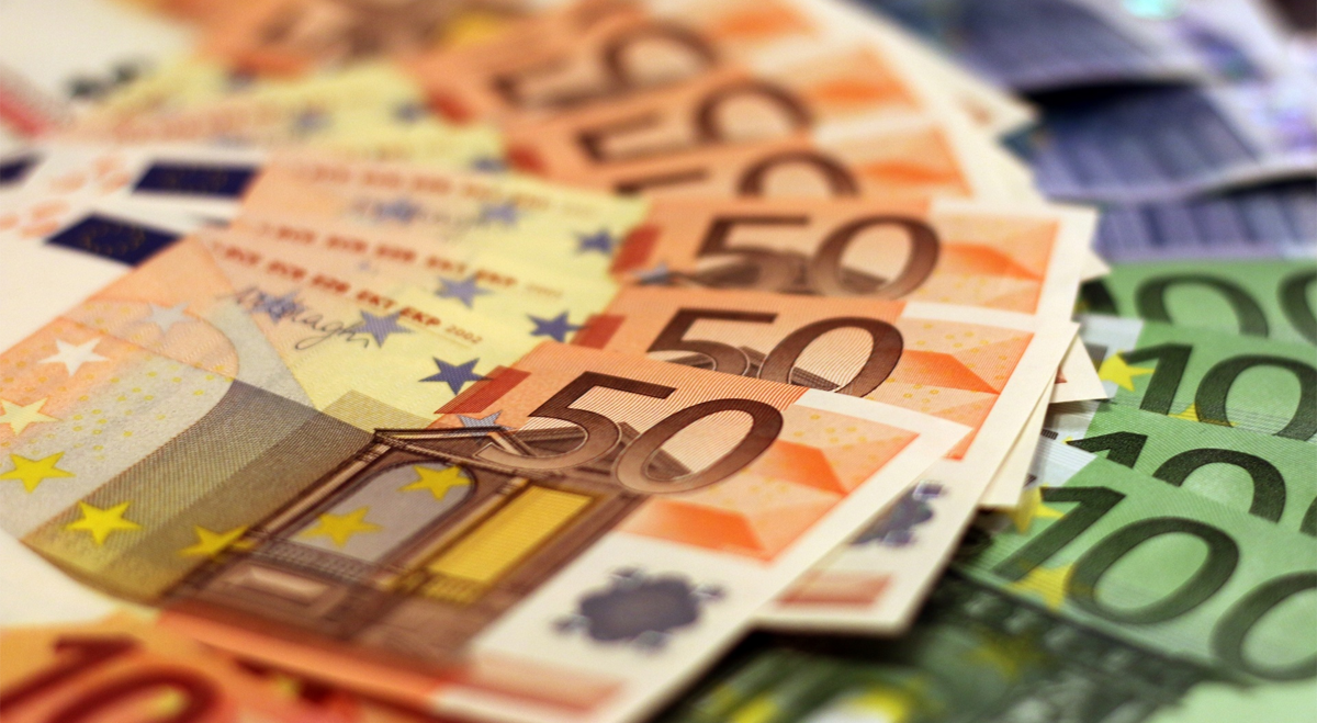 Rendimenti dei titoli di Stato francesi vicini ai massimi pluridecennali mentre le tensioni si estendono ai mercati obbligazionari europei